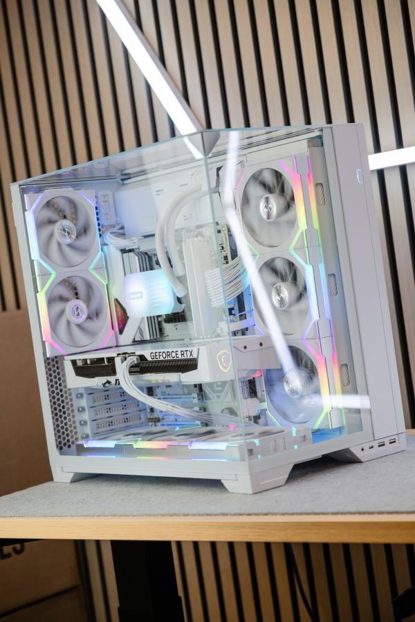 ice-cube-hex-edinburgh-gaming-pc-lian-li-o11